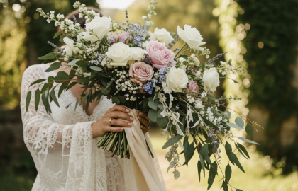 Nghệ Thuật Bó Hoa Cầm Tay Dạng Tự Nhiên (Wildflower Style) Cho Cô Dâu Hiện Đại
